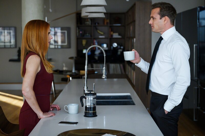 Donna (Sarah Rafferty) und Harvey (Gabriel Macht) sind glücklich. Nach vielen Jahren der Anziehung können sie endlich ihren Gefühlen freien Lauf lassen. Aber die Dinge werden nun durch ihr Umfeld kompliziert. – Bild: USA Network /​ ZDF
