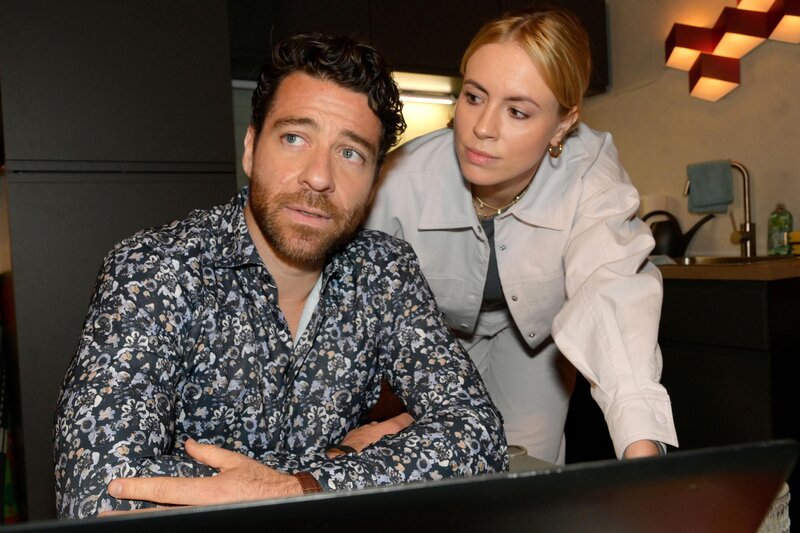 Zoe (Lara Dandelion Seibert) ist froh, dass sie sich auf Carlos (Patrick Fernandez) verlassen kann. – Bild: RTL /​ Rolf Baumgartner