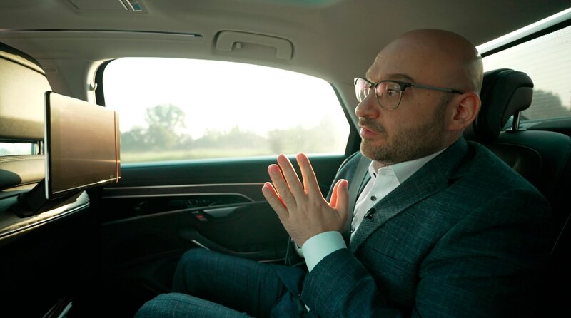 Der Osten ist „blau“, die AfD ist bei der letzten Bundestagswahl stärkste politische Kraft geworden. Der Film beobachtet in Brandenburg, wie die AfD das Zusammenleben in den Gemeinden verändert, wie ihre völkischen Ansichten die Normalisierung des Rechtsextremismus vorantreiben und was das für diejenigen bedeutet, die nach Auffassung der Partei nicht zum „deutschen Volk“ gehören. – Brandenburger Innenminister René Wilke (parteilos) auf dem Weg von Frankfurt (Oder) nach Potsdam. – Bild: rbb