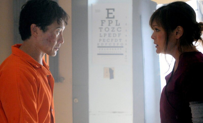 Während Steve (Alex O’Loughlin, r.) und seine Kollegen an einem neuen Fall arbeiten, versucht Catherine (Michelle Borth, l.) über einen Beamten des Zeugenschutzprogramms den Aufenthalt seiner Mutter herauszubekommen … – Bild: CBS Broadcasting, Inc.