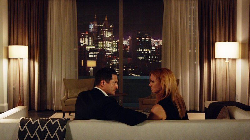 Donna (Sarah Rafferty) hat sich auf eine romantische Liaison mit Thomas Kessler (Sascha Roiz), einem erfolgreichen Unternehmer, eingelassen. Die Beziehung ist zunächst harmonisch, aber Donna spürt zunehmend, dass ihre Gefühle für Harvey nicht verschwunden sind. – Bild: ZDF und USA Network