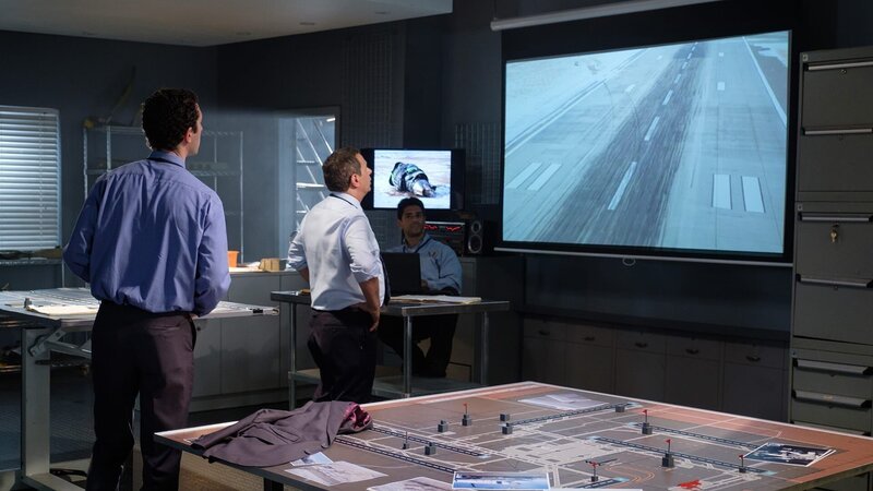 Was verraten die Reifenspuren der Boeing 737 auf der Startbahn des Flughafens Denver über den Hergang des Unglücks (Reenactment-Szene)? – Bild: Darren Goldstein/​ DSG Photo/​ Cineflix/​ WeltN24 GmbH