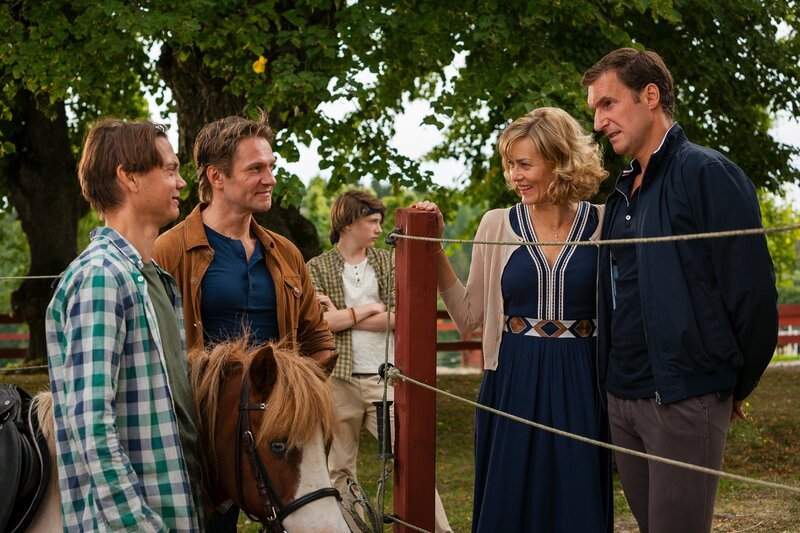 Eva mit Ihrer Familie auf dem Gestüt der Herforts, ihr Mann ist nicht begeistert. Robbie Hertfort (Marek Harloff), Per (Thure Riefenstein), Nils (Michelangelo Fortuzzi), Eva (Gesine Cukrowski) und ihr Mann Carl (Siegfried Terpoorten). – Bild: Romance TV (DE) /​ Arvid Uhlig