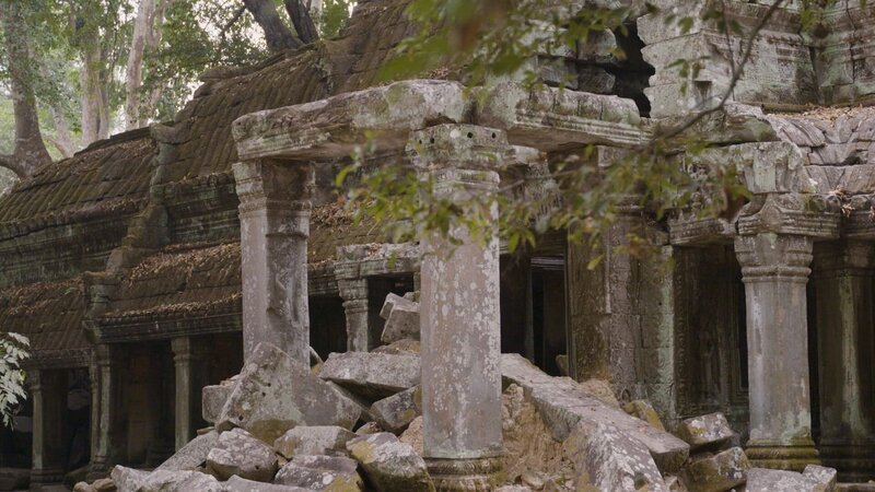 Die verlassene Tempelstätte Ta Prohm im kambodschanischen Dschungel wurde 2001 als Filmkulisse für Angelina Jolies berühmten Film „Tomb Raider“ genutzt. – Bild: Beyond Entertainment Limited/​ WeltN24 GmbH