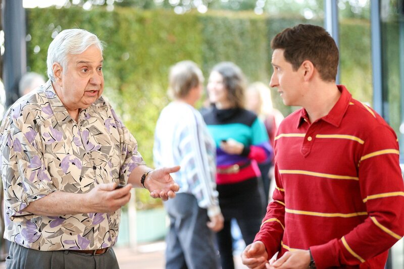 (v.li.): Ken Lerner (Lou Schwartz), Sam Lerner (Geoff Schwartz). – Bild: ORF/​Sony Pictures/​ABC/​Raymond Liu