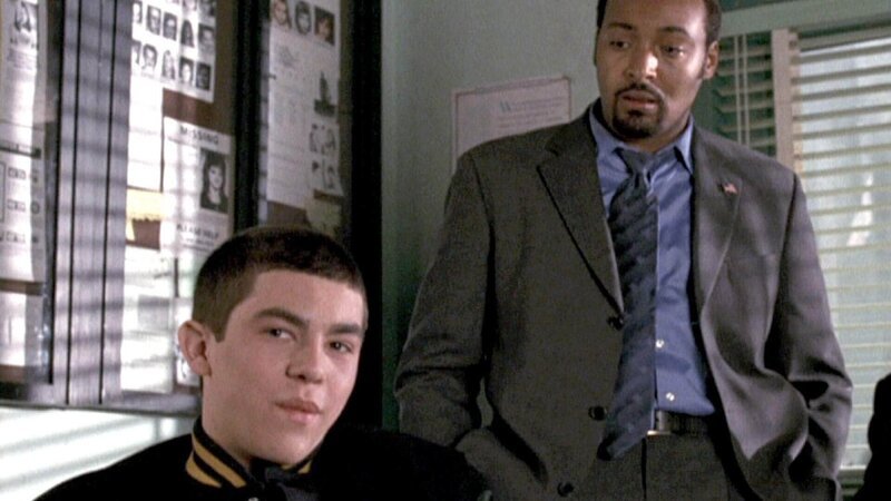 Detective Ed Green (Jesse L. Martin, r.) befragt einen Schüler (Darsteller nicht zu ermitteln) zu dem Mord an einer Mitschülerin. – Bild: RTL