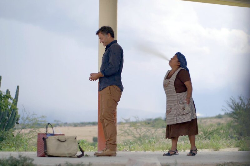 Begrüßungszeremonie im Dorf San Lucas Quiaviní: Paulina besprüht Bernard Fontanille mit Mezcal. – Bild: ARTE France /​ Bonne Pioche Télévision