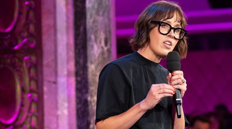 Gastgeberin Daphne de Luxe. – Bild: WDR/​Melanie Grande