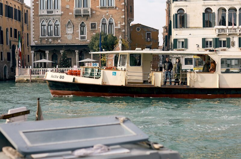 Kriminalhauptkommissar Ingo Thiel (Heino Ferch) und Kommissarin Lee Sooyoung (Kotbong Yang) an Bord eines „Vaporettos“ bei ihren Ermittlungen in Venedig – Bild: Luca Baggio