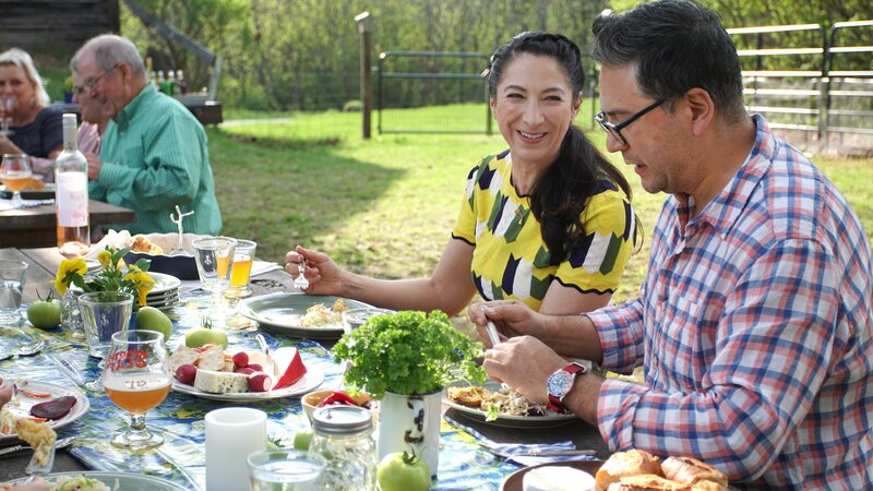 Gesine dines with her friends and family as seen on Baked in Vermont, Season 2. – Bild: Television Food Network, G.P.