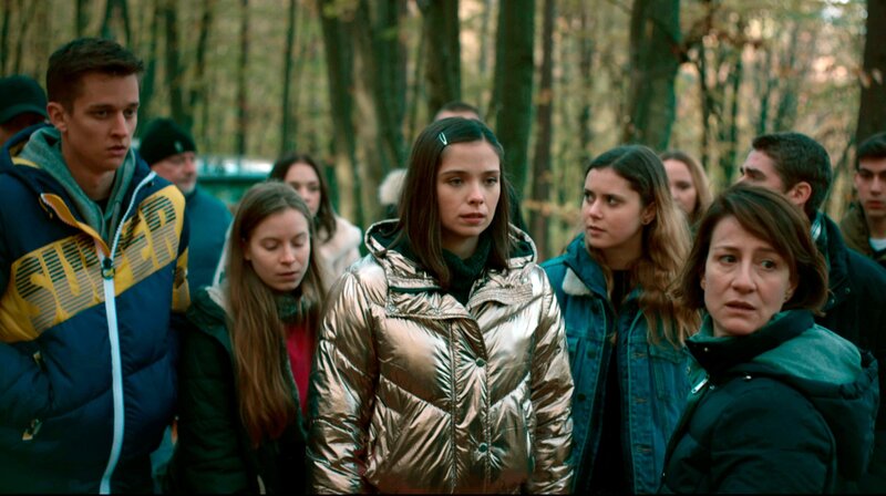 Magda (Maja Ostaszewska, re.), Hania (Katarzyna Gałązka, mi.) und eine Gruppe von Freiwilligen machen sich in einem angrenzenden Waldgebiet auf die Suche nach Gabi. – Bild: MDR/​STUDIOCANAL TV GmbH/​Witold Płóciennik
