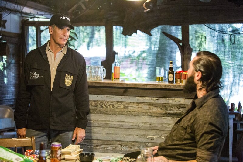 Bei den Ermittlungen stößt Pride (Scott Bakula, l.) auf einen Dealer (Lance Tafelski, r.). Doch hat er wirklich etwas damit zu tun? Das Team versucht es herauszufinden … – Bild: CBS Broadcasting Inc.