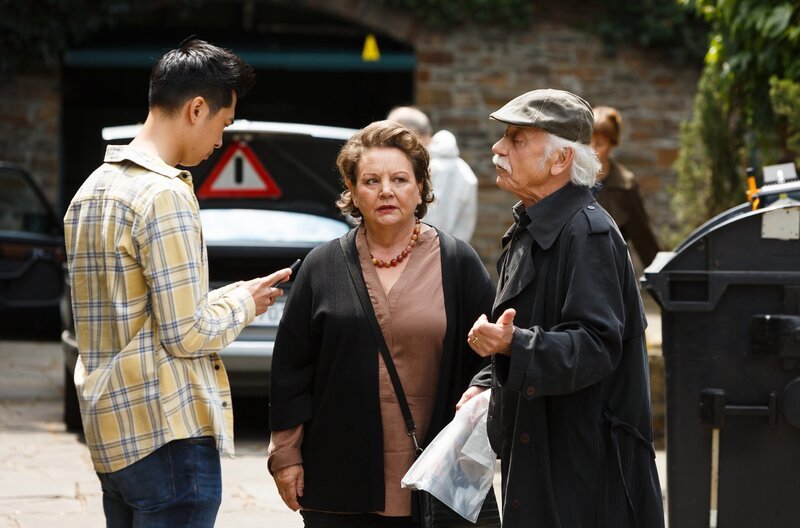 Martin Turm wird vor seiner Garage, in einer Mülltonne, erschlagen aufgefunden. Hui Ko (Aaron Le, l.), Hannah (Swetlana Schönfeld, M.) und Edwin Bremer (Tilo Prückner, r.) stellen erste Vermutungen zum Tathergang an. – Bild: WDR/​ARD/​Kai Schulz
