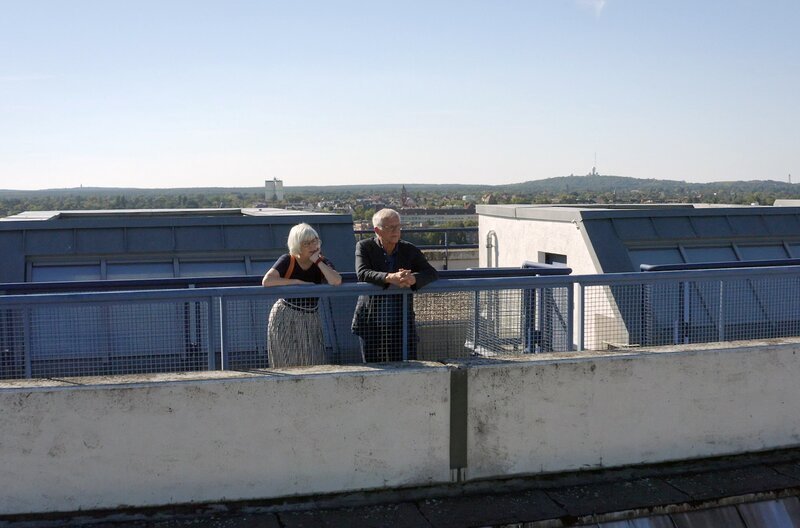 Klaus D. Krebs, einer der drei Architekten, und die Bewohnerin Ursula Reh auf dem Dach der „Schlange“ in Berlin. – Bild: Vito Becker