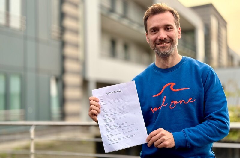 Wie finde ich den Schlüssel zu meiner Traumwohnung? Über eine Genossenschaft? Den privaten Vermieter? Oder doch durch ein Immobilienunternehmen? In „Ausgerechnet – Das Wohnexperiment“ schaut sich Daniel Aßmann eine der angespanntesten Mietstädte in Nordrhein-Westfalen genauer an: Münster. – Bild: WDR/​Bavaria Entertainment GmbH/​Paul Bogdanski