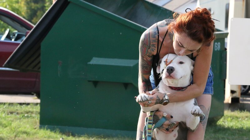 Mariah gives a kiss on Cardigan’s head. – Bild: Discovery Communications Mariah gives a kiss on Cardigan’s head. – Bild: Discovery Communications