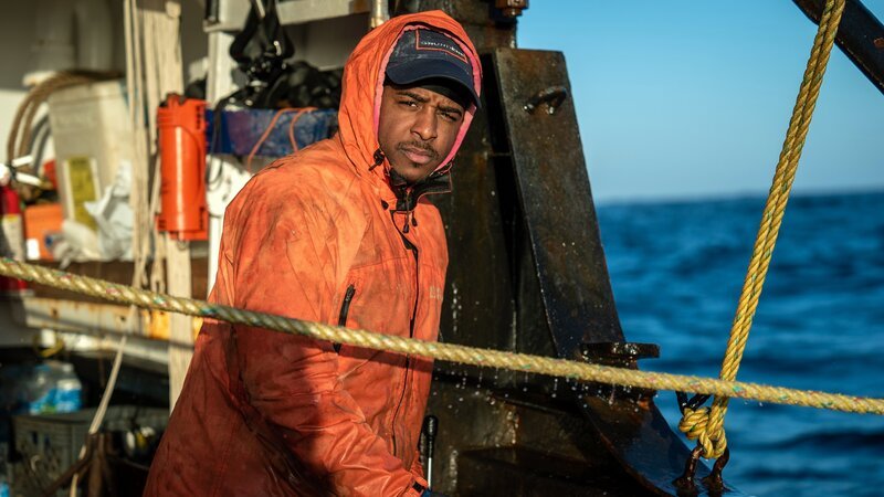 Jacob at the rail hydros. – Bild: Warner Bros. Discovery, Inc. or its subsidiaries and affiliates. All rights reserved.