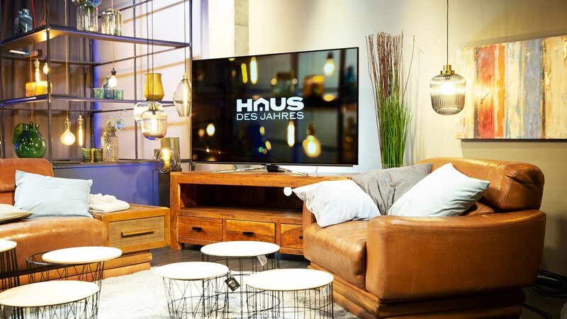 Bahnhof, Bungalow oder Boot? 36 Hausbesitzer traten an, um den Titel „Haus des Jahres“ und 10.000 Euro zu gewinnen. Im großen Finale blicken Eva Brenner und Guido Heinz Frinken auf alle bisherigen Wochensieger zurück und küren das schönste Haus in Deutschland. – Bild: HGTV