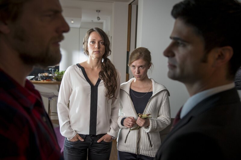 Was haben Susanne Richter (Nike Fuhrmann, 2.v.l.) und ihre Frau Ina (Doris Schefer, 2.v.r.) mit dem Ermordeten zu tun? Mick (Henning Baum, l.) und Andreas (Maximilian Grill, r.) haben einen herben Verdacht … – Bild: Martin Rottenkolber Was haben Susanne Richter (Nike Fuhrmann, 2.v.l.) und ihre Frau Ina (Doris Schefer, 2.v.r.) mit dem Ermordeten zu tun? Mick (Henning Baum, l.) und Andreas (Maximilian Grill, r.) haben einen herben Verdacht … – Bild: Martin Rottenkolber