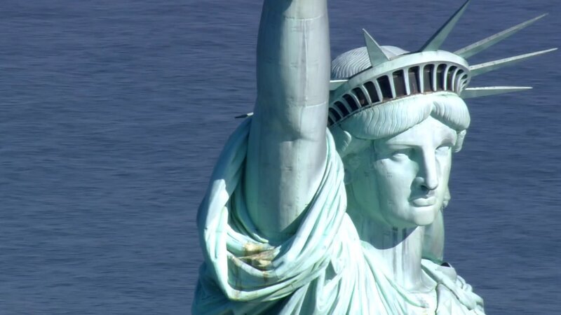 Seit ihrer Einweihung im Oktober steht die Freiheitsstatue im Hafen von New York City. – Bild: ZDF und Skyworks