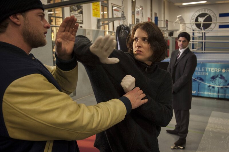 Es kommt ganz anders, als Caroline Hillebrecht (Elena Uhlig, r.) es geplant hatte! Nicht Micks (Henning Baum, l.), sondern ihre Missetaten werden offengelegt … – Bild: Martin Rottenkolber