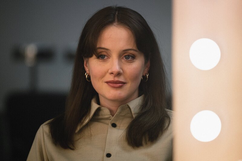 Die feministische Comedienne Live Stensvaag (Ingrid Unnur Giæver) teilt in ihrem Stand-up-Programm kräftig gegen Männer aus und polarisiert damit das Publikum. – Bild: ZDF und LUKAS SALNA