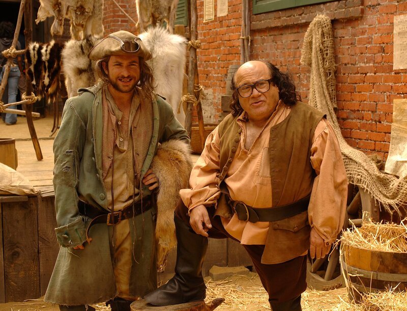 Um zu verdeutlichen, dass die Paddy’s Crew schon 1776 in viele Abenteuer verwickelt war, stellen Charlie (Charlie Day, l.) und Frank (Danny DeVito, r.) eine ganz besondere Geschichte nach … – Bild: ProSieben Fun