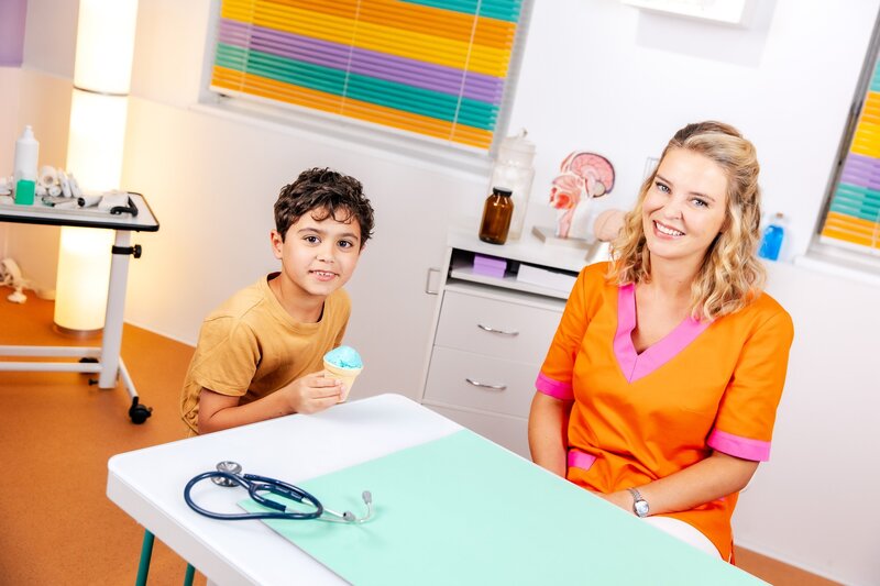 Enzo und Doc Christine. – Bild: ORF/​Nadia Gerstl