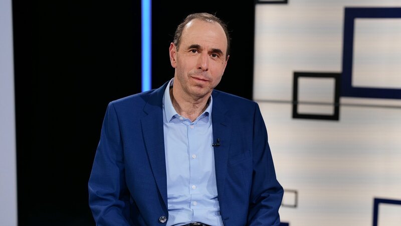 NZZ Standpunkte Nabelschau und Naivität: Die Schweiz stolpert in die Ära Trump Tobias Straumann – Bild: SRF/​PTV