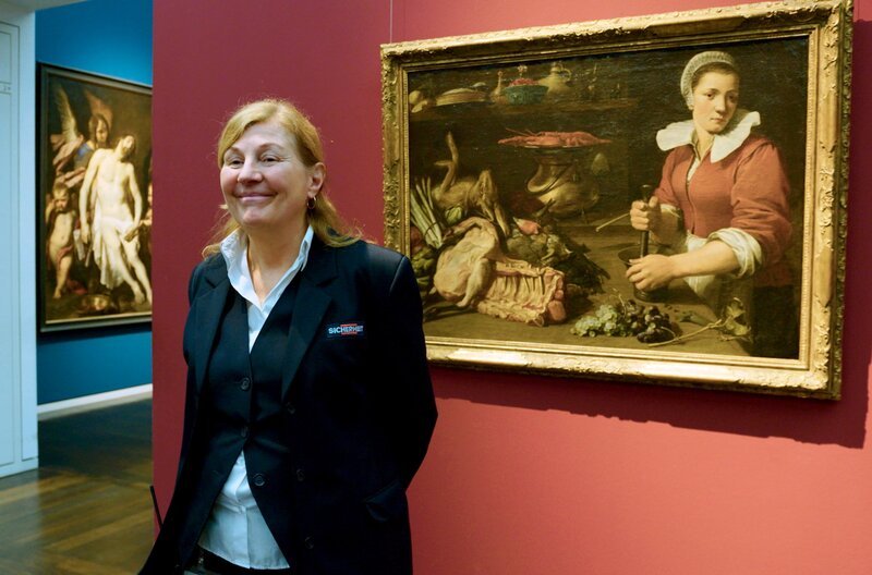 Sabine Hausmann ist vierfache Mutter, war Buchhändlerin und Kosmetikerin. Heute arbeitet sie als Aufseherin im Wallraf-Richartz-Museum und zeigt uns die Altmeister ihres Museums. – Bild: Film Five