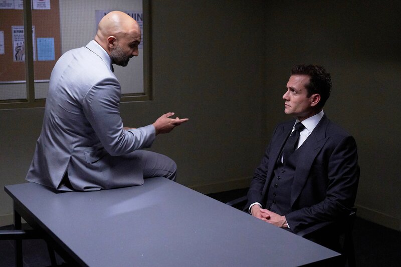 Harveys (Gabriel Macht, r.) Vergangenheit holt ihn ein: Sein früherer Widersacher Andrew Malik (Usman Ally) zwingt ihn, sich mit den Konsequenzen seines Handelns auseinanderzusetzen. – Bild: USA Network /​ ZDF