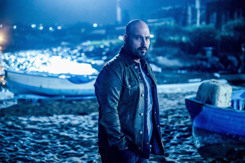 Der letzte Showdown zwischen Gennaro und Ciro (Marco D’Amore) findet am nächtlichen Strand statt. – Bild: ORF/​Beta Film/​Marco Ghidelli