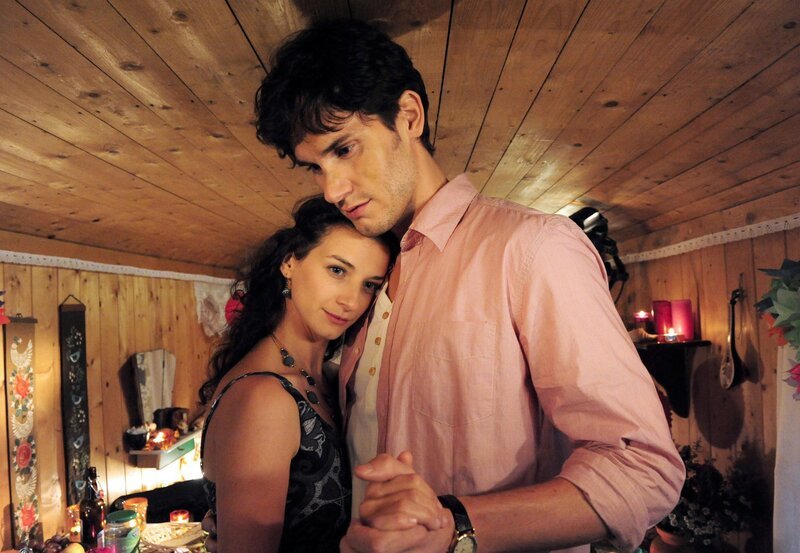 Als Peter (Daniel Fünffrock, r.) nach einer Liebesnacht mit Elena (Lili Gesler, l.) weggehen will, rührt sich in ihr das Gewissen. – Bild: ARD/​Ann Paur