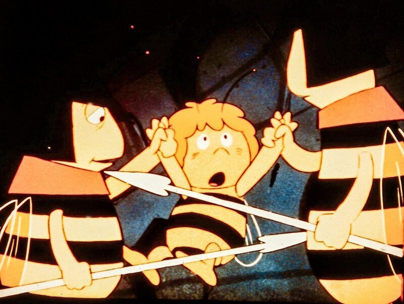 Maja wird von den Wächtern eingefangen – sie wollte ausreißen und die Welt kennenlernen. – Bild: ORF/​ZDF/​Apollo-Film