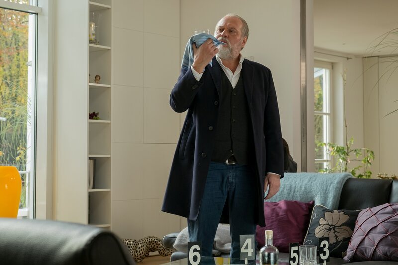 Am Tatort findet Hauptkommissar Richard Voss (Jan-Gregor Kremp) Hinweise dafür, dass das Opfer seinen Mörder kannte. – Bild: ZDF/​Erika Hauri
