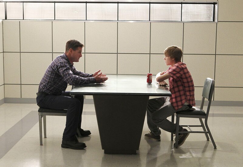 Nick (George Eads, li.) gelingt es, den jungen Jason McCann (Justin Bieber), so ins Gewissen zu reden, dass dieser den Ermittlern das Versteck seines Bruders Alex verrät. Außerdem steckt Jason dem CSI-Team, dass Alex weitere Attentate von verheerendem Ausmaß plant. – Bild: RTL