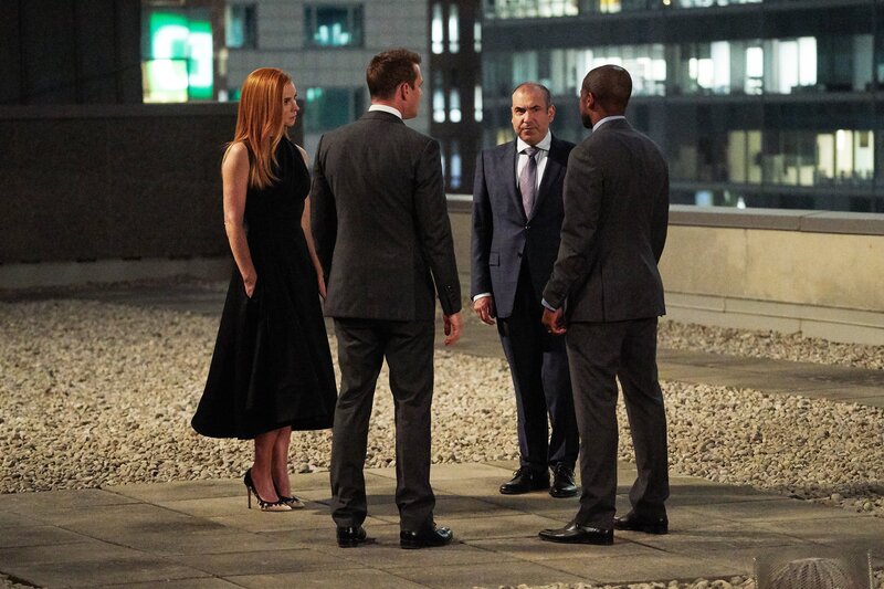 Harvey (Gabriel Macht 2.v.l.) kämpft darum, dass eine entlassene Kollegin ihren Job zurückbekommt. Hierfür suchen er, Louis (Rick Hoffmann, 2.v.r.), Alex (Dulé Hill, r.) und Donna (Sarah Rafferty, l.) nach einer Lösung. – Bild: USA Network /​ ZDF