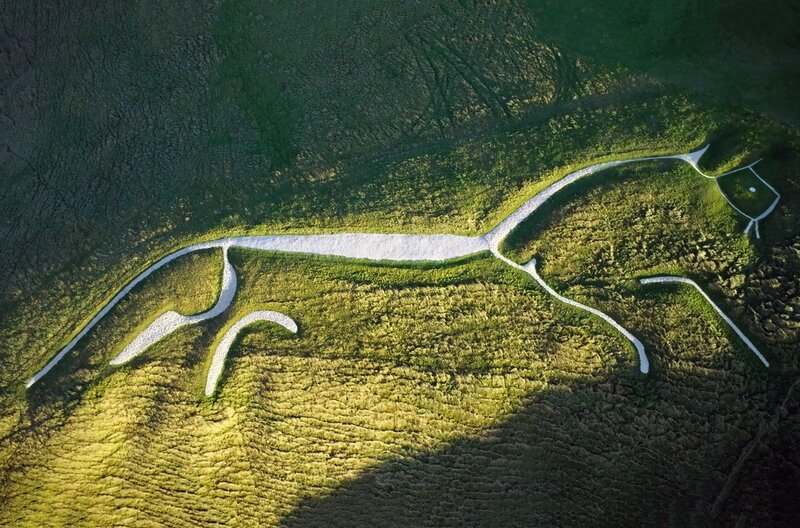 Die prähistorische Hügelfigur „Uffington White Horse“ diente vermutlich als Inspiration für das Banner der Reiter von Rohan in J. R. R. Tolkiens Trilogie „Der Herr der Ringe“. – Bild: Story House Productions/​Johannes Straub