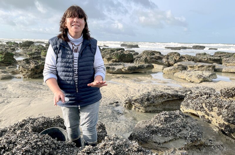 Die Zu-Fuß-Fischerin Myriam Pont erntet Muscheln bei Calais. – Bild: Alexander Hein/​doc.station