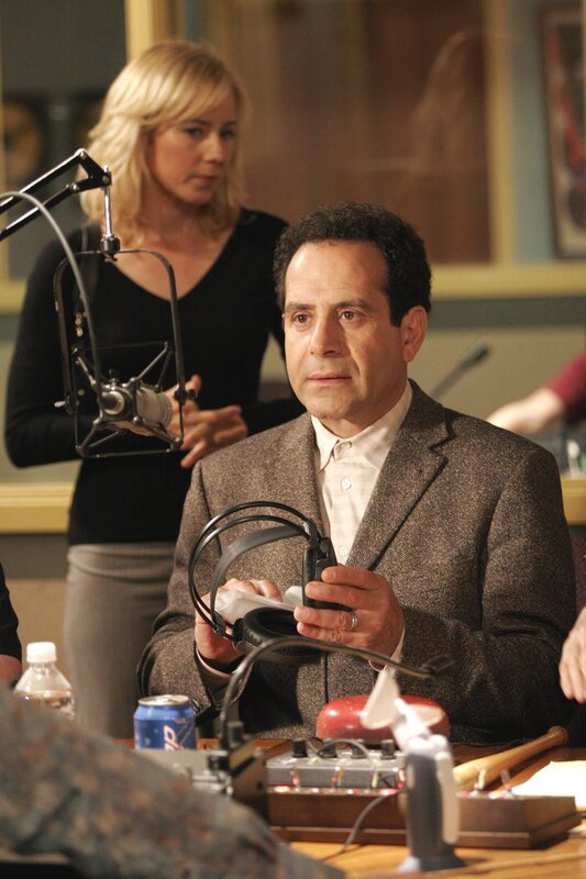Traylor Howard, Tony Shalhoub – Bild: ORF/​Universal/​Carin Baer