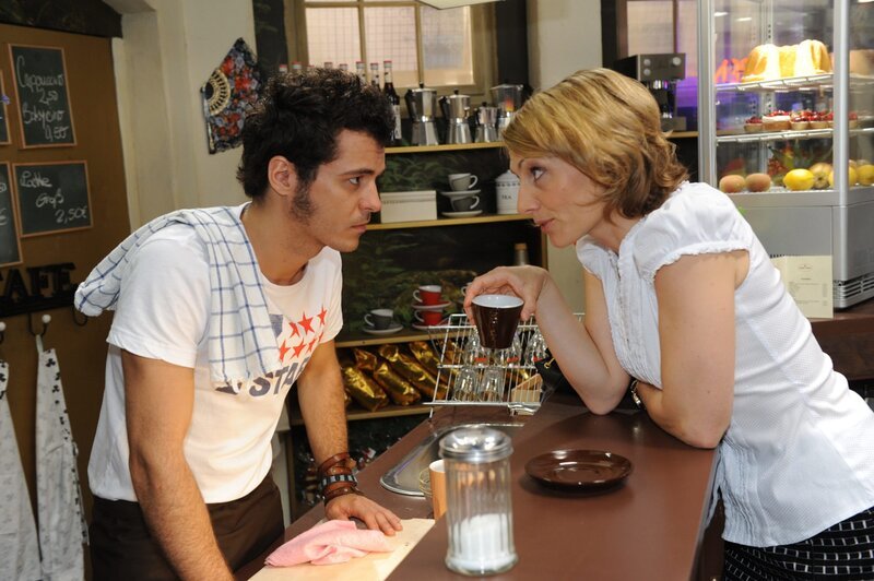 Brigitte (Joana Schümer, r.) will, dass Maik (Sebastian König, l.) Ingo dazu überredet, zum Pokerabend in der Goldelse zu kommen. – Bild: SAT.1 /​ Claudius Pflug