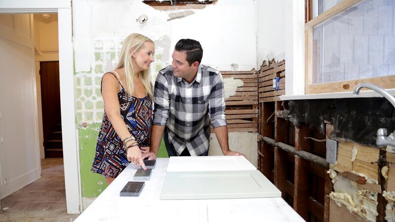 Hosts Jessie (R) and Tina (L) Rodriguez discuss design elements for the kitchen of this craftsman house in Claremont, CA as seen on Vintage Flip. – Bild: HGTV /​ Scripps Networks, LLC.