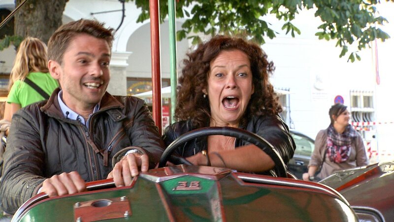 Angelika Kirchschlager und Peter Schneeberger machen das Autodrom unsicher. – Bild: ORF 2