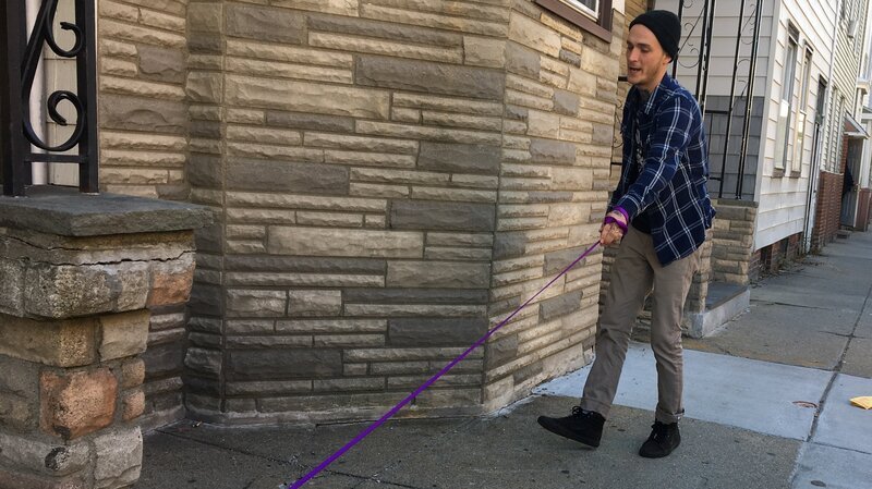 Marcel is with Veronica out front of Leo’s home for a home check. – Bild: Discovery Communications
