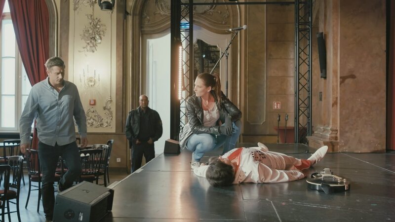 Robert Ritter (l.); Daniela Stamm (3.v.l.) – Bild: ProSiebenSat.1 Media SE