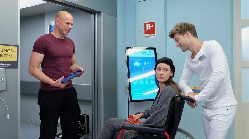 Philipp Brentano (Thomas Koch, li.) und Kai Hoffmann (Julian Weigend, re.) werden auf ihrer morgendlichen Joggingrunde fast von einem Auto überfahren. – Bild: MDR/​Sebastian Kiss