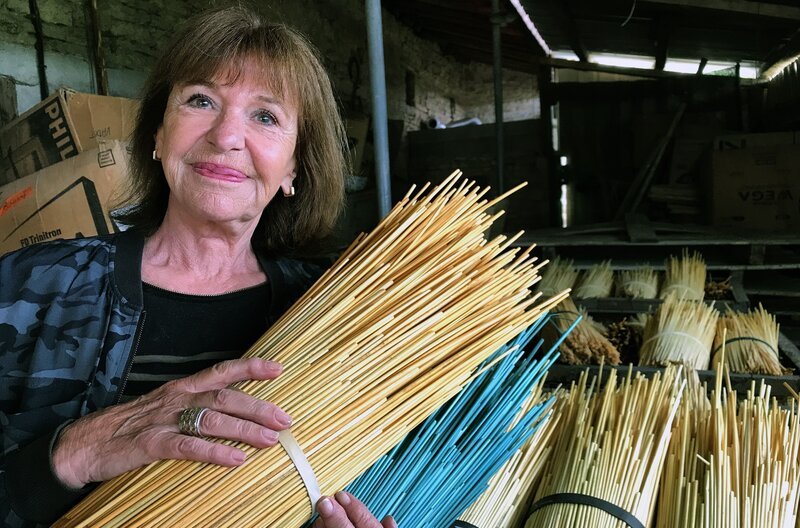 Von ihrem Pariser Atelier aus hat die Kunsthandwerkerin Lison de Caunes ein kleines Wunder vollbracht: Sie hat dafür gesorgt, dass Roggenstroh heute wieder geschätzt wird. – Bild: MedienKontor/​Marie-Hélène Baconnet