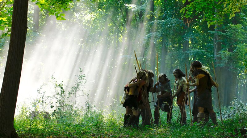 Strategen der Steinzeit: Die aktuelle Forschung attestiert dem Homo Heidelbergensis gute planerische Fähigkeiten und handwerkliches Können. – Bild: ZDF und Anelise Salan