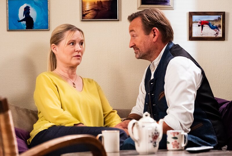 Vera (Sybille Waury) spricht mit Gregor (Holger Matthias Wilhelm) über die Situation mit Lien, der ihr davon abrät, Eberhard zu kontaktieren. – Bild: BR/​Lena Semmelroggen