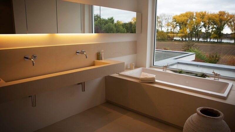 Auch diese Woche erkunden unsere Experten mit der Interior-Bloggerin Susanne Hesslenberg wieder drei ganz unterschiedliche Traumhäuser in Deutschland. In Köln steht ein moderner Architektentraum, der nicht nur mit einem atemberaubenden Blick auf den Rhein überrascht. In Dresden entdecken die Juroren ein Haus in einem Gewächshaus. Hier wird das Konzept „Wohnen im Grünen“ konsequent durchgezogen. Und in Aschersleben vereint sich moderne Glasarchitektur mit klassischem Fachwerk – und das mitten in der Stadt. – Bild: HGTV